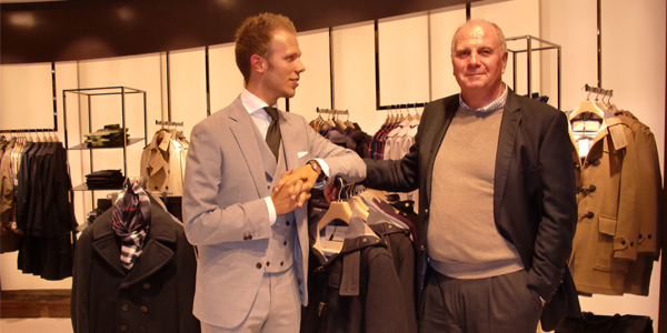 Uli-Hoeneß-mit-Hirmer-Ansprechpartner-Herr-David-Thomas-Fotocredit-Lukas-Kirchner