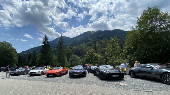 Mit der aktuellen Aston Martin Palette 'on the road'
