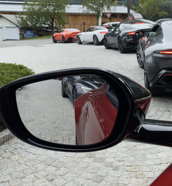 Mit Aston Martin 'on the road'