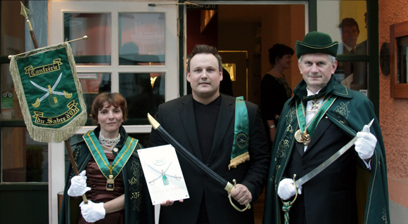 Uraltes Champagner-Ritual in München: Sommelier Markus Mensch entkorkt ab sofort im CUBE den Champagner mit dem Säbel!