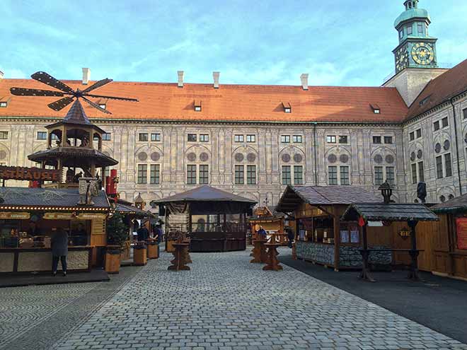 Traditionell eröffnet die First Lady von Bayern den Christkindlmarkt bzw. das Weihnachtsdorf in der Residenz München.