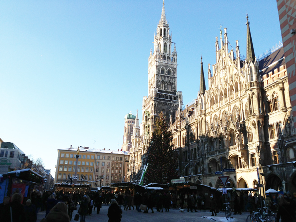 MÜNCHNER CHRISTKINDLMARKT AM MARIENPLATZ