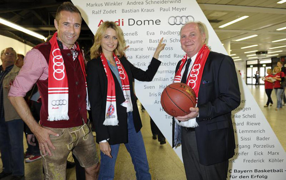 FC Bayern-Basketball: Uli Hoeneß übereicht Fan-Urkunden an Promis