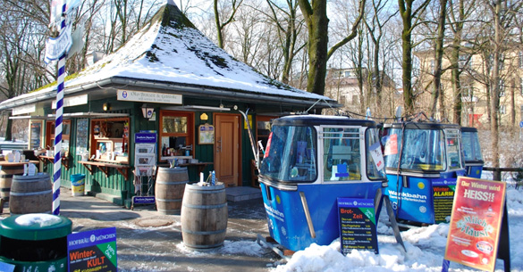 Romantische Plätzchen in der Winterzeit: Bahnkabinen vor dem Milchhäusl