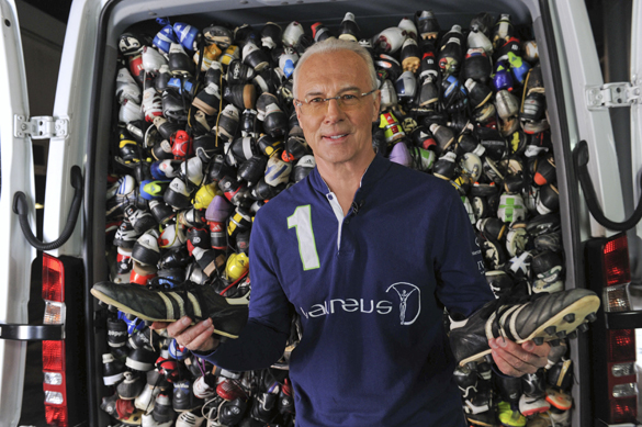 Franz Beckenbauer fllt Mercedes Sprinter mit Fu§ballschuhen fr die AktionFu§ballschuhe fr Rio Mnchen /Ismaning 24.02.2013Foto: (c)Laureus