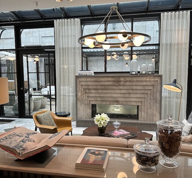 Mit seiner hellen, entspannten Atmosphäre und feinen Designdetails zählt der Wintergarten im Rosewood Munich zu den stilvollsten Rückzugsorten der Stadt.