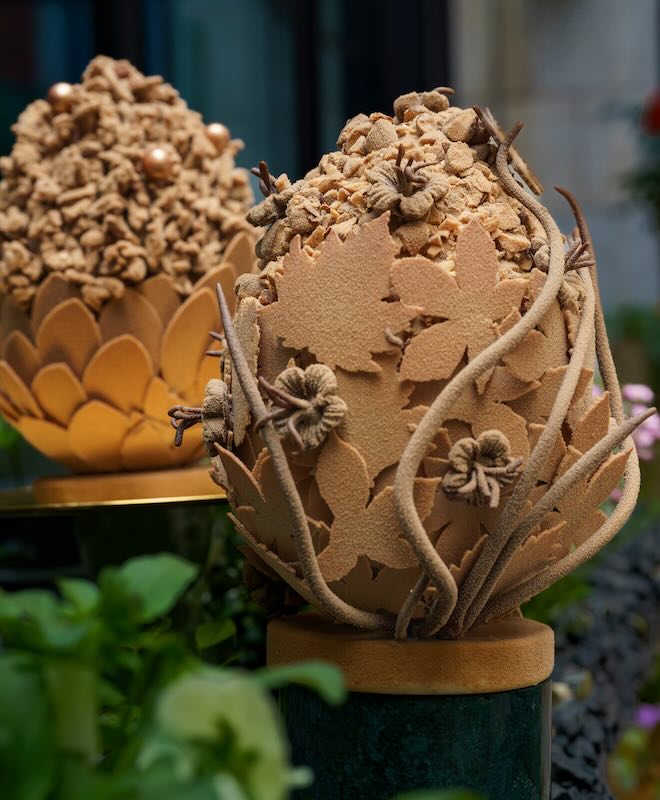 Handgefertigte Schokoladenkunst zu Ostern: Eine der limitierten Kreationen aus dem Rosewood Munich.