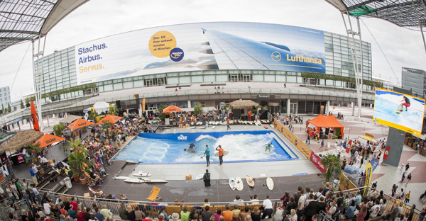 Münchens coolster temporärer Strand: Wellenreiten am Flughafen