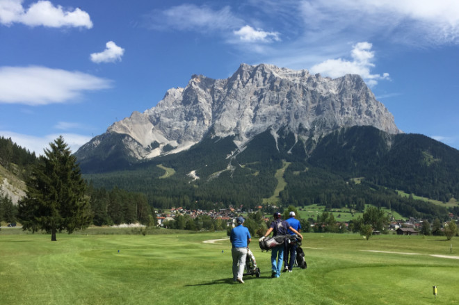 Auf österreichische Seite ist Ehrwald auch ein beliebtes Ausflugsziel für Münchner. Hier wohnt auch die Besitzerfamilie von der Zugspitzbahn. Vom 9-Loch Golfplatz hat man direkten Blick zur Zugspitze. Fotocredit: EG