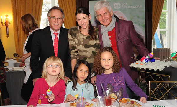 8. Osterbasteln mit Prominenten im Hotel Bayerischer Hof