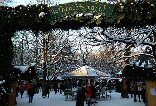 CHRISTKINDLMARKT AM CHINESISCHEN TURM