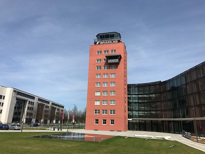 Der alte Flughafen-Tower München-Riem hat längst eine neue Bestimmung.