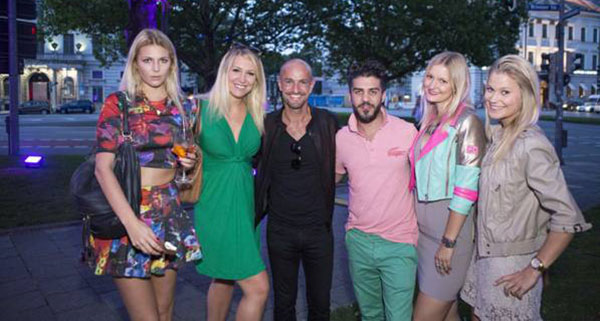 8seasons-peyman-amin-mit-partygaesten-meliassa-kiss