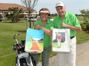 Rosi und Christian Neureuther mit Teegeschenk Tüte designed von Kids