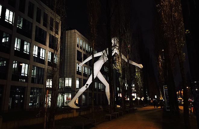 Seit 1995 bewacht der 'Walking Man' mit 17 Meter Höhe und 16 Tonnen schwer die Leopoldstrasse.
