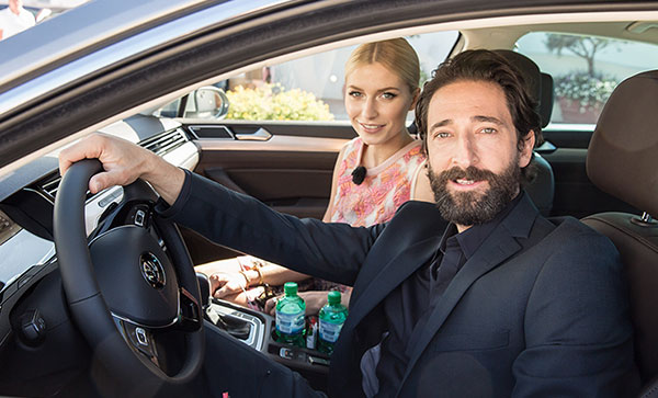 Passat im Promicheck: Lena Gercke und Adrien Brody Autotest auf Sardinien