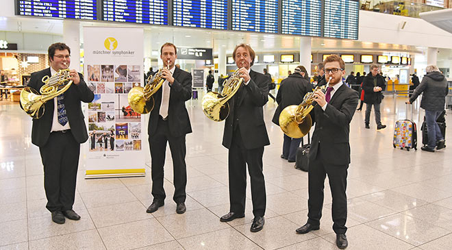 Münchner Symphoniker am Flughafen. Fotocredit: Alex Tino Friedel - ATF Pictures