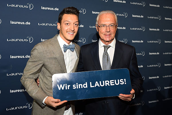 10. Laureus Medien Preis: Ehrenpreis für Mesut Özil und Blitzbesuch von Franz Beckenbauer