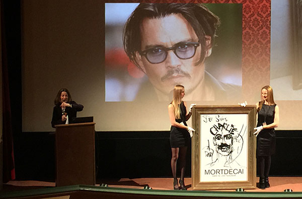 Mortdecai-Premiere in München: Johnny Depp malt für Benefizauktion