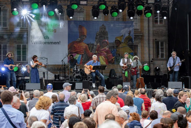 Dieter Reiter tritt mit der Band Paul Daly beim Munich Irish Nights Festival am Rindermarkt auf. Fotocredit: Paul Daly