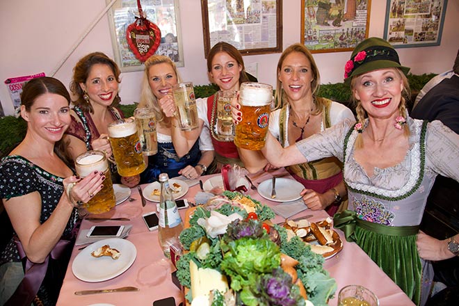 Oktoberfest-Bier-Kaefer