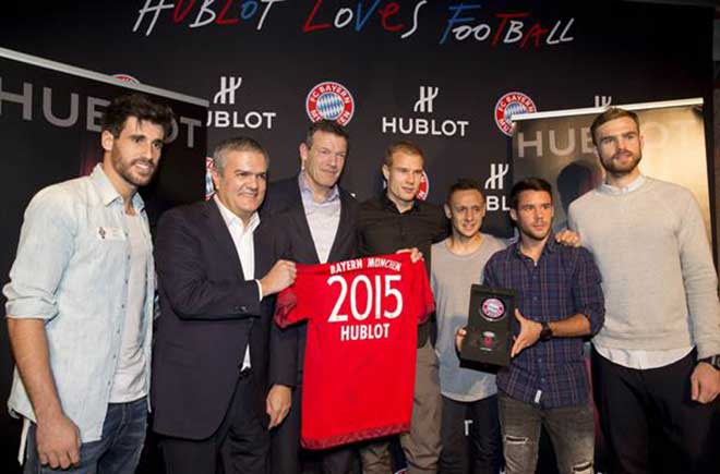 Andi Jung vom FC Bayern mit Hublot CEO Ricardo Guadalupe