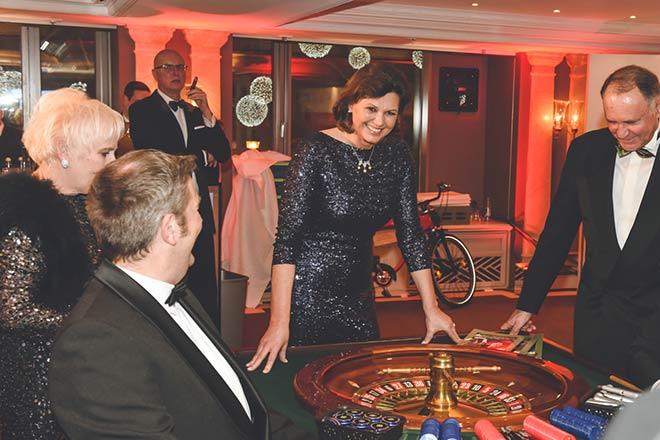 Beim Filmball 2016 spielte Ilse Aigner sogar Roulette. Fotocredit: Petra Stadtler