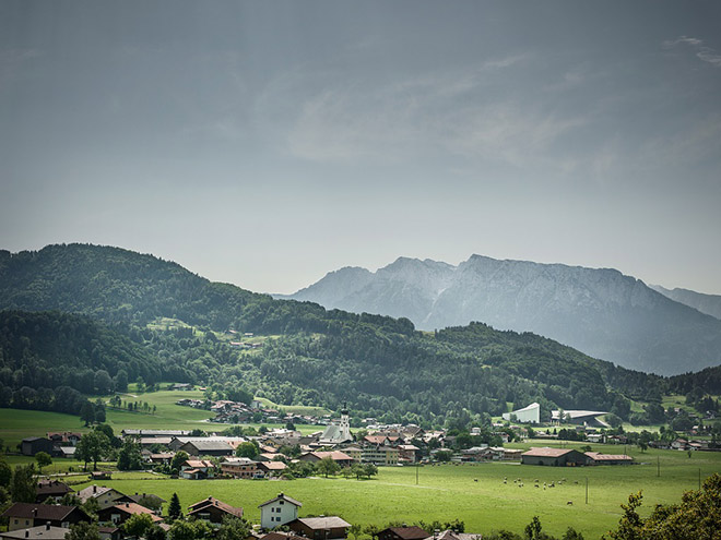 Erl ist eine Gemeinde mit 1526 Einwohnern im Bezirk Kufstein des Bundeslandes Tirol. Die Gemeinde liegt im Gerichtsbezirk Kufstein und ist durch ihre Passionsspiele bekannt