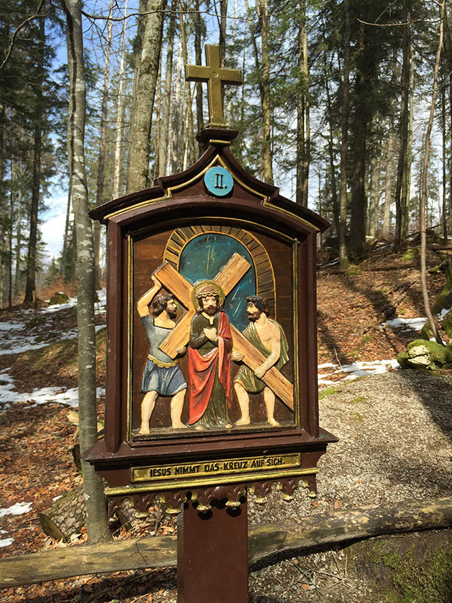 Die Ostergeschichte spazierend erleben. 12 Tafeln gibt es am Berg zur Riederstein Kapelle: Ostern 2019