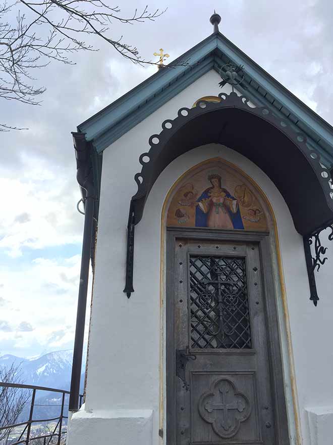 Auf 1.210 Meter steht die Riederstein-Kapelle am Tegernsee. Auf dem Weg zuihr gibt es einen Kreuzweg mit 12 Bildern. Ostern 2019 Ausflug