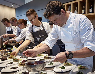 An wenigen exklusiven Terminen kocht Sternekoch Christian Jürgens 2020 im Gaggenau Showroom auf.