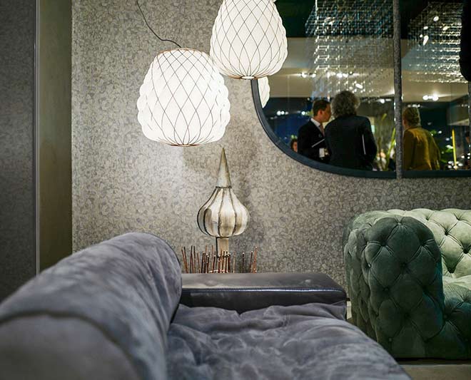 Ledersofa-in-Taubenblau-und-Gruen-von-Baxter-Skulpturale-Leuchten-Copyright-Wetscher-designalliance