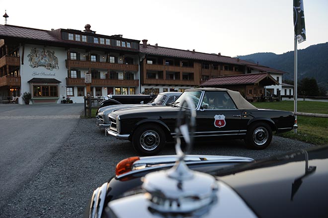 Auf dem großen Parkplatz von Gut Steinbach haben alle Classic Cars genügend Platz. 