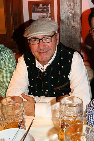 Kevin Spacey (in Daller Tracht) feierte im Käferzelt. Fotocredit: babiradpicture, Andy Knoth