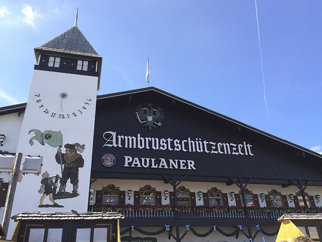 Hinter dieser Fassade wird es sportlich, denn in einem extra Anbau wird seit 1935 mit der Armbrust geschossen. Fotocredit: Azim Alizada