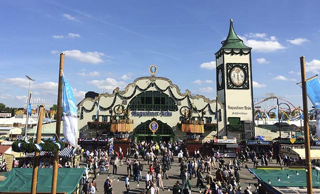 Hier kommt das Bier aus Holzfässern, was viele Münchner schätzen und nichts über ihr Augutsiner Bier kommen lassen. Fotocredit: Azim Alizada