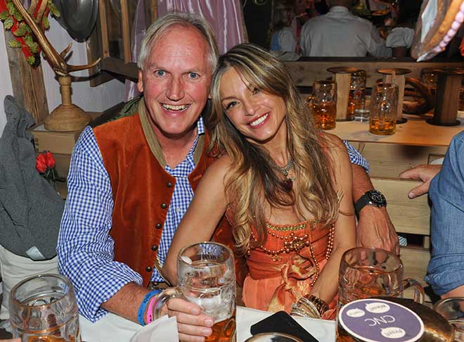 Thomas Borer, der ehemalige Schweizer Botschafter, feierte mit seiner Frau in der Käfer-Wiesn-Schänke. Fotos: G. Nitschke Brauer Photos