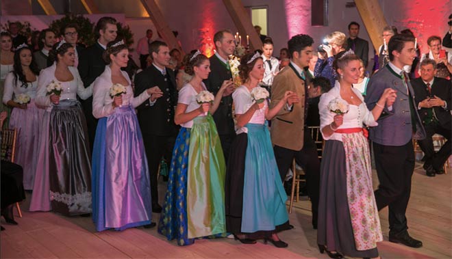 Was für ein toller Anblick: Opernball in Tracht! Fotocredit: Mick Zollenkopf