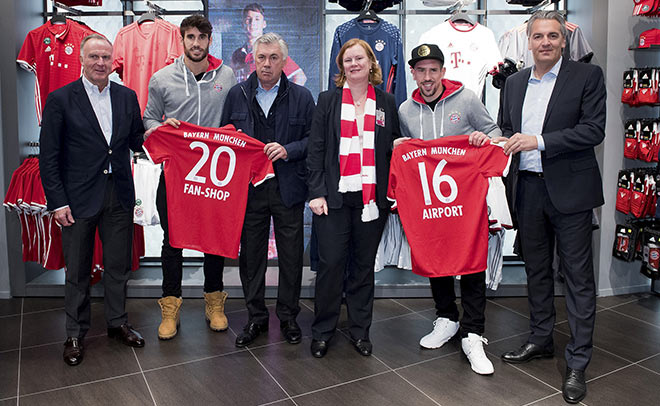 Eröffnet wurde der komplett neu gestaltete 250 Quadratmeter große Shop offiziell von Karl-Heinz Rummenigge, Javi Martinez, Carlo Ancelotti, der Geschäftsführerin der Flughafen München GmbH, Andrea Gebbeken, Franck Ribéry und Bayern–Merchandising- Vorstand Jörg Wacker (von links)