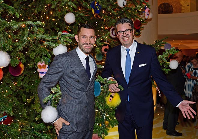 Luden zum 'Christmas-Tree-Lighting' Cocktail-Empfang: Mandarin Oriental, Munich General Manager Wolfgang Greiner (rechts) mit Patrick Huber, FENDI Store Manager München. Fotocredit: Irmi Gessner