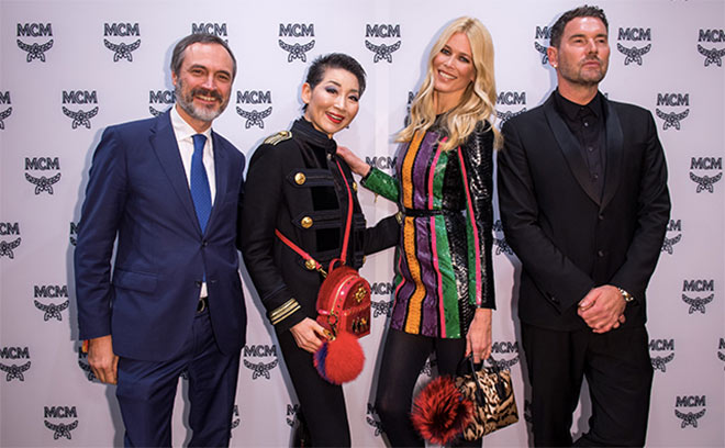 Model-Ikone Claudia Schiffer kam extra aus London zu MCM München. Hier mit Paolo Fontanelli (MCM), Suy-Joo (MCM) und Designer Michael Michalsky. Fotocredit: Lennart Preis / GettyImages