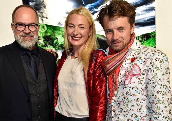 Kay Niehaus (Business Direktor Value Retail) mit Lilly Prinzessin zu Sayn-Wittgenstein und Künstler Michael von Hassel. Fotocredit: BrauerPhotos