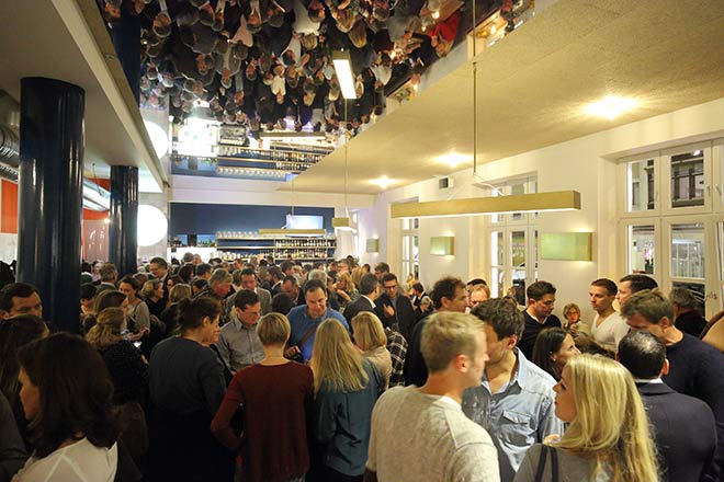 70 Sitzplätze bietet das Schwabinger Restaurant HeimWerk. Im Sommer gibt es noch einen kleinen Biergarten. Fotocredit: Stefan Obermaier