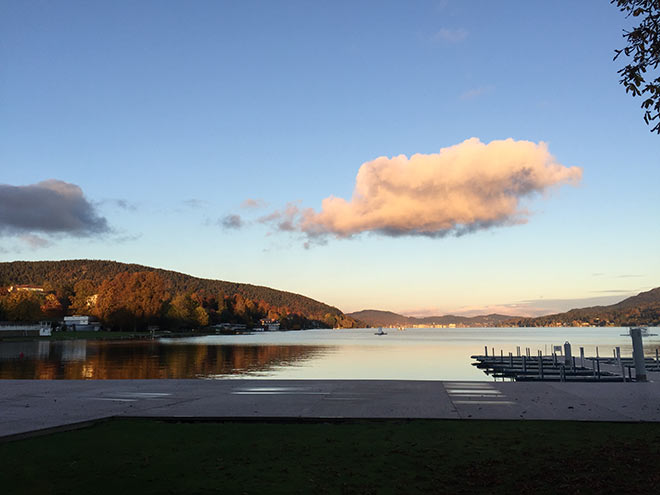 Direkt am Ufer liegt das Restaurant Seeblick vom Falkensteiner Schlosshotel Velden