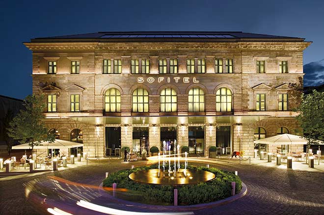 Die denkmalgeschützte Fassade (des ehemaligen königlich-bayerischen Postamtes) des Sofitel Munich Bayerpost ist außergewöhnlich unter den Luxushotels in München