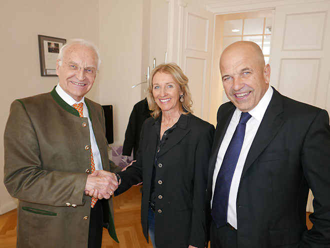 Anfang Dezember statteten Michaela Gerg und Achim Winter dem frisch gebackenen Schneekristalle Stiftungs-Botschafter Edmund Stoiber in dessen Münchner Büro einen Dankes-Besuch ab.