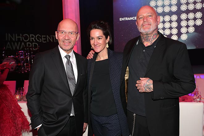 Messe München und damit Inhorgenta Award Chef Klaus Dittrich mit Münchner Schmuckdesigner-Paar Bele und Patrick Muff. Fotocredit: Gisela Schober, GettyImages