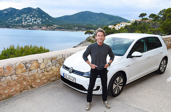 Seit 1972 kommt Peter Maffay nach Mallorca, wo er auch den neuen e-Golf testete. Fotocredit: J. Reetz/Brauer Photos für Volkswagen