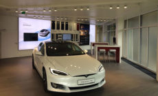 Tesla eröffnet neuen Store in Grünwald