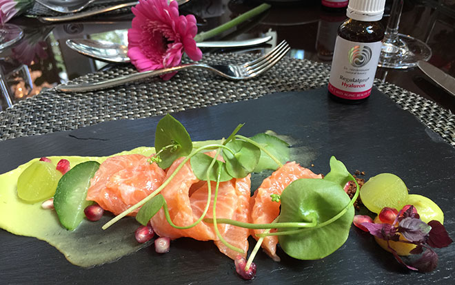 Roh marinierter Lachs mit Avocado und Gurke. 